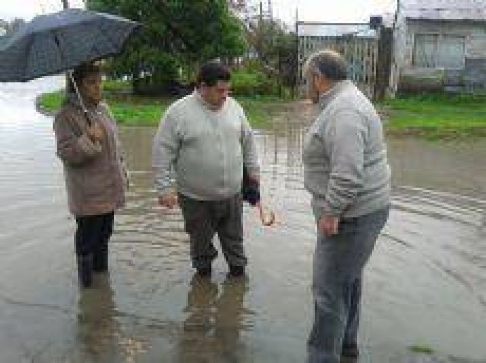 Concejales opositores recorrieron zonas inundadas y respaldaron el hartazgo vecinal