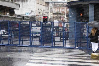 Cercos urbanos: ponen vallas y traban el tr�nsito