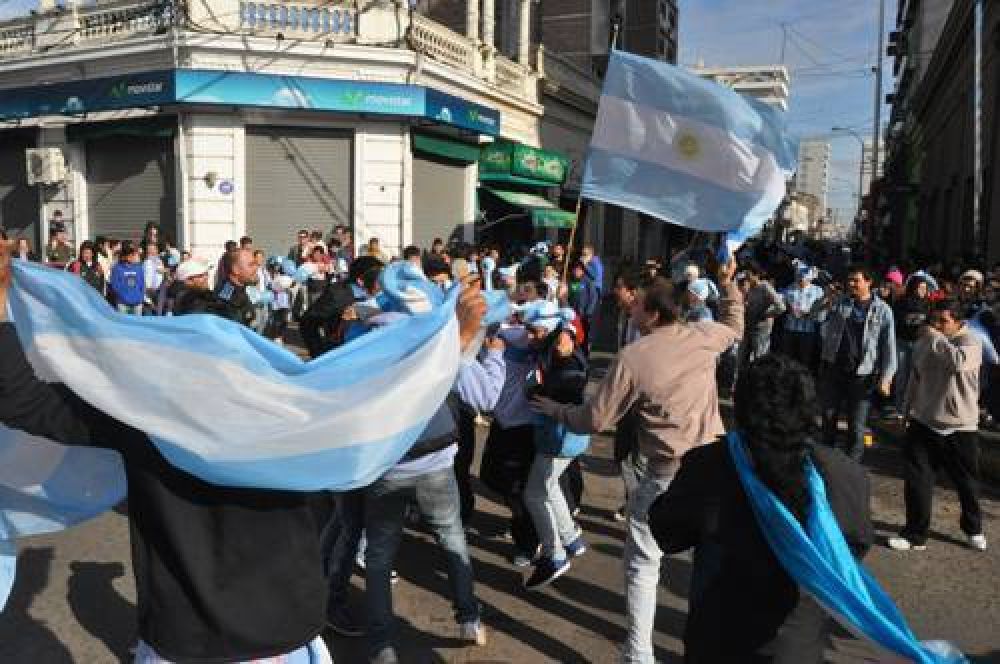 El centro de la ciudad se ti�� de celeste y blanco