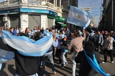El centro de la ciudad se ti�� de celeste y blanco
