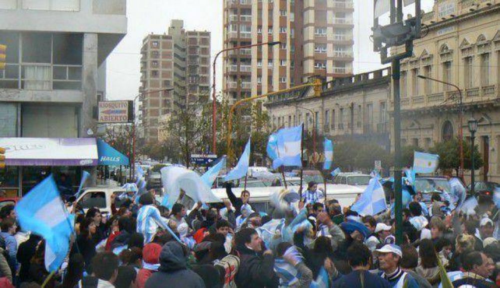 El mal clima no par� el festejo por el pase a semis
