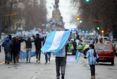 A pesar del fr�o y la lluvia, la ciudad sali� a festejar el pase a semifinales de la selecci�n