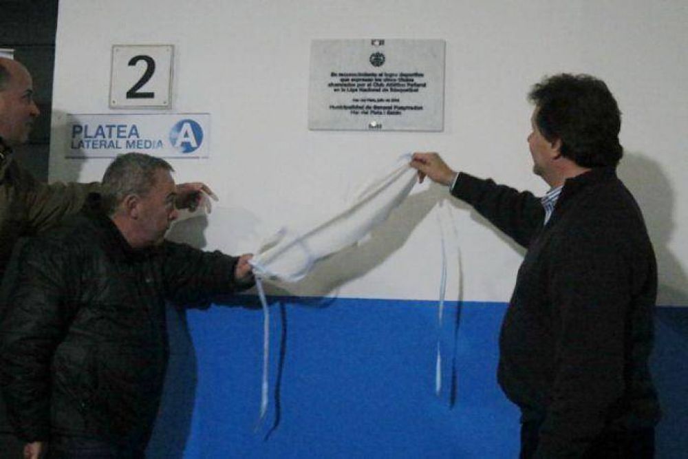 Pulti le brindo su reconocimiento a Pe�arol en el Polideportivo  