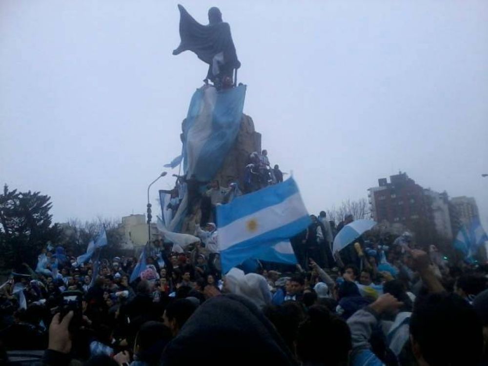 No todo es festejo: barras de Alvarado y Aldosivi se trenzaron en el microcentro para amargar la fiesta