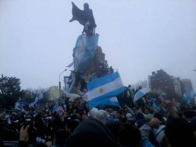 No todo es festejo: barras de Alvarado y Aldosivi se trenzaron en el microcentro para amargar la fiesta
