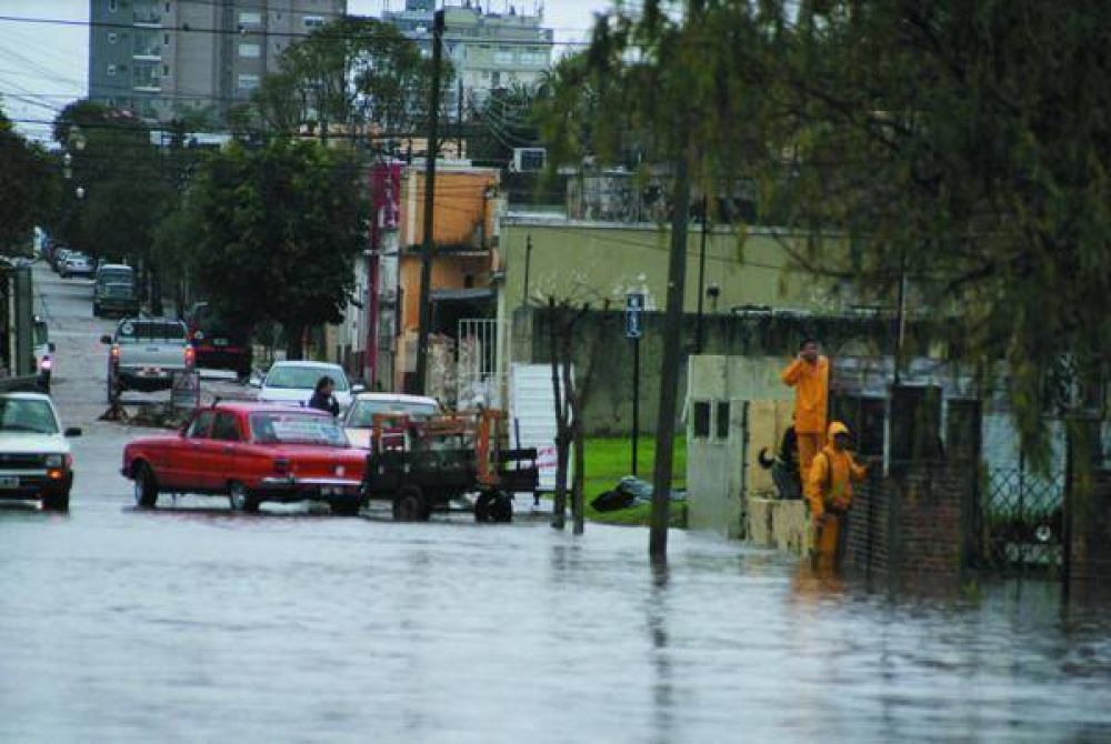 El r�o alcanz� los 13,40 metros este mediod�a y el agua ya ingres� a la ciudad