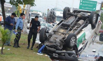 Vuelco de la ambulancia: falleci� la conductora del auto y uno de los beb�s