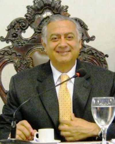 El Presidente Pedro Cassani saluda a los trabajadores legislativos en su d�a