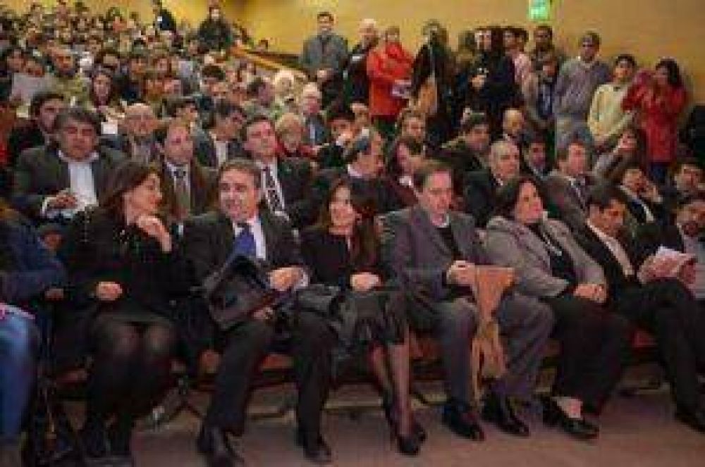 Jalil encabez� los festejos por el 331� aniversario de la fundaci�n de la Ciudad