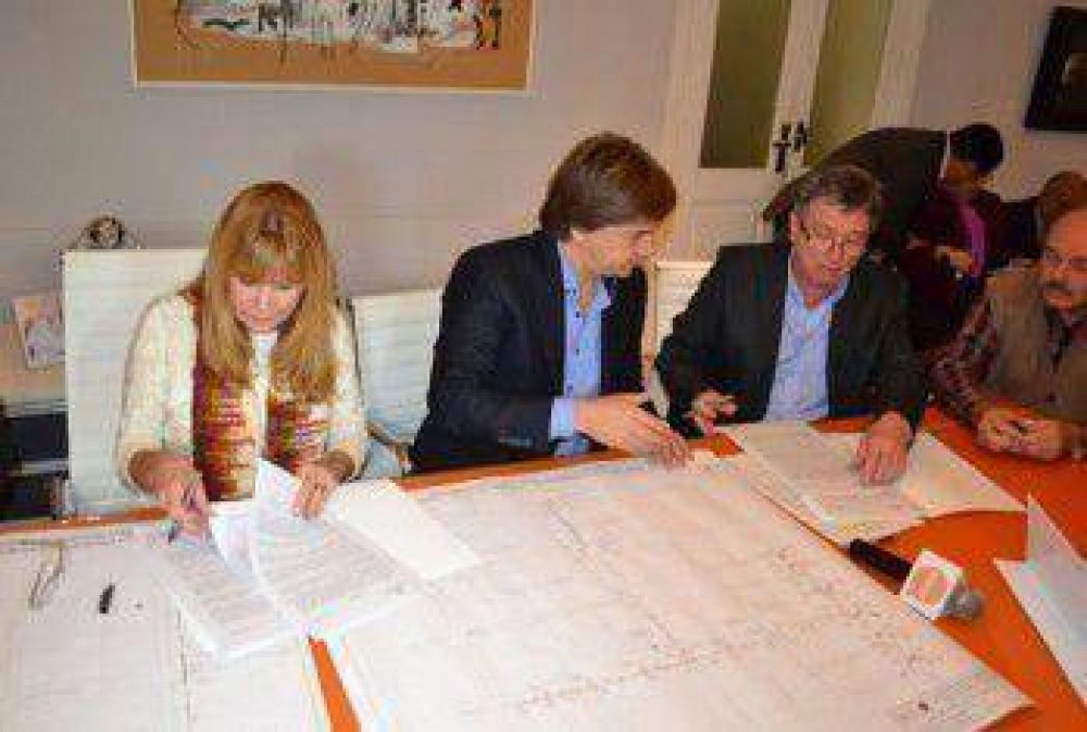 Firman contrato para obras de desag�es en villas San Juan y Los Lirios