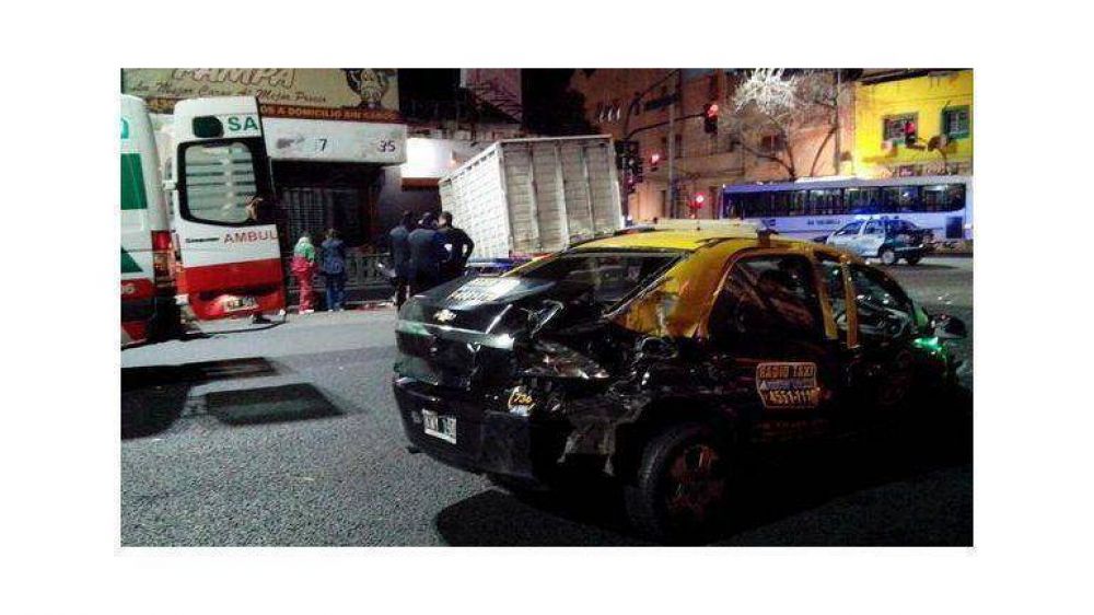 Tres heridos por el choque de un cami�n y un taxi en Constituci�n