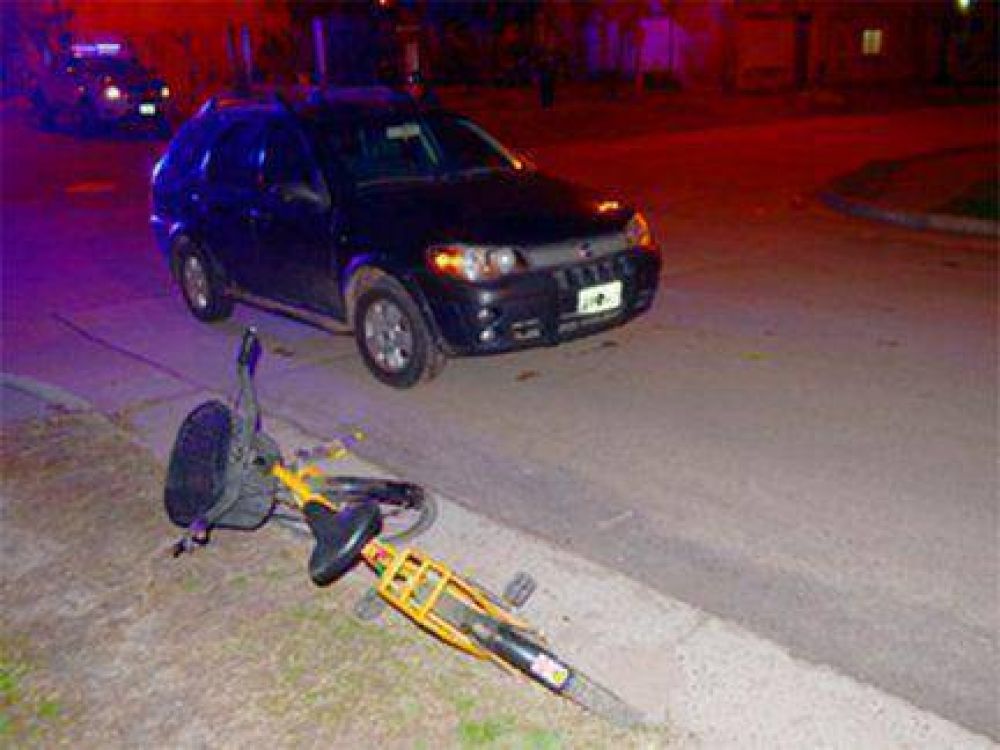 Un joven ciclista fue hospitalizado tras ser embestido por un auto
