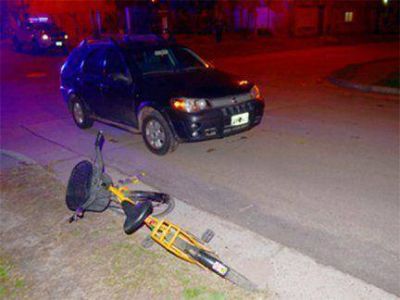 Un joven ciclista fue hospitalizado tras ser embestido por un auto