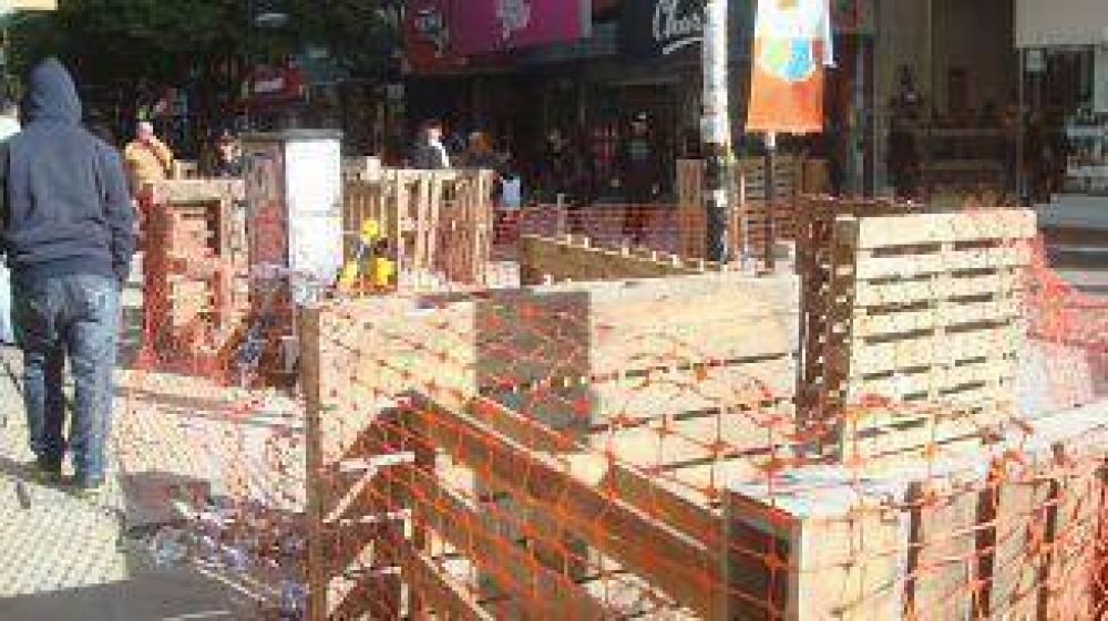 Recorrido por Rivadavia: veredas bloqueadas, piso sin terminar y poco mobiliario