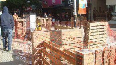 Recorrido por Rivadavia: veredas bloqueadas, piso sin terminar y poco mobiliario