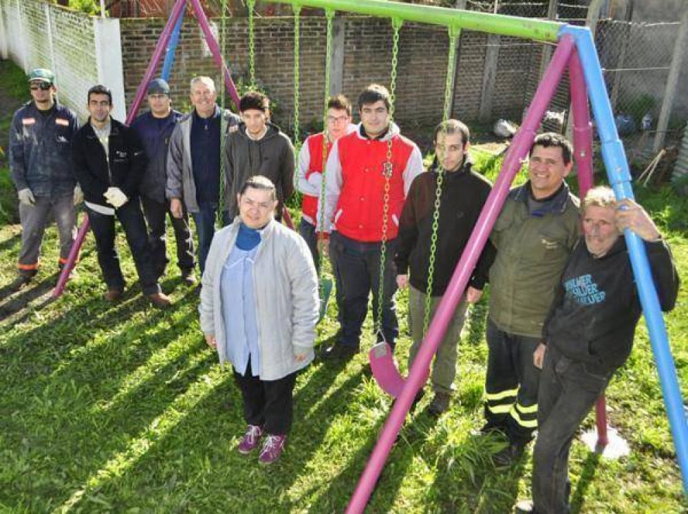 Se concret� la donaci�n de �hamacas solidarias� de Tenaris y la EET 4 de Z�rate