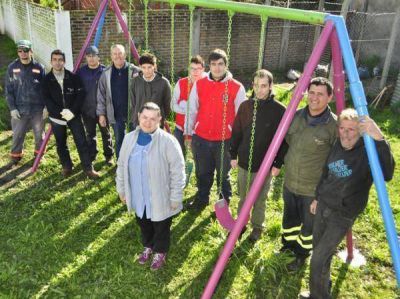 Se concret� la donaci�n de �hamacas solidarias� de Tenaris y la EET 4 de Z�rate