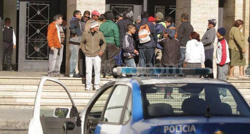Cuidacoches: denuncias de aprietes cerca de los boliches y las canchas