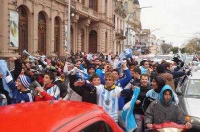 La locura gan� las calles de Chivilcoy tras la clasificaci�n a semifinales 