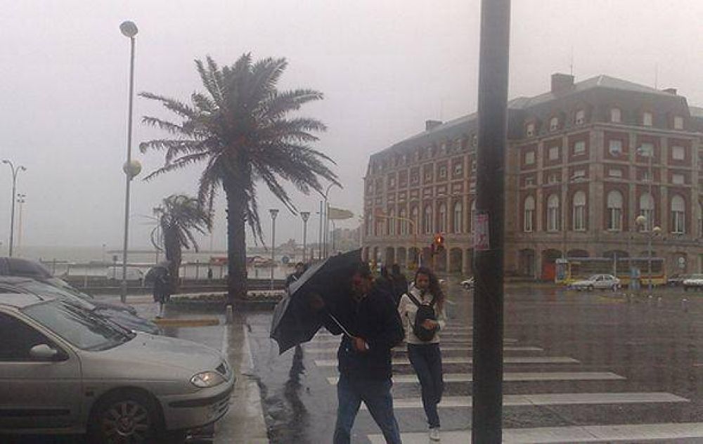 R�fagas de hasta 70 kil�metros y 4 evacuados el resultado del temporal en la ciudad