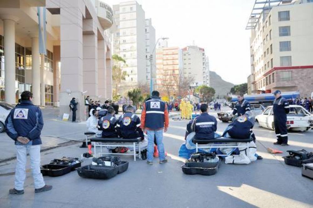 Bomberos Voluntarios demostr� sus habilidades y experiencia en un simulacro para el p�blico
