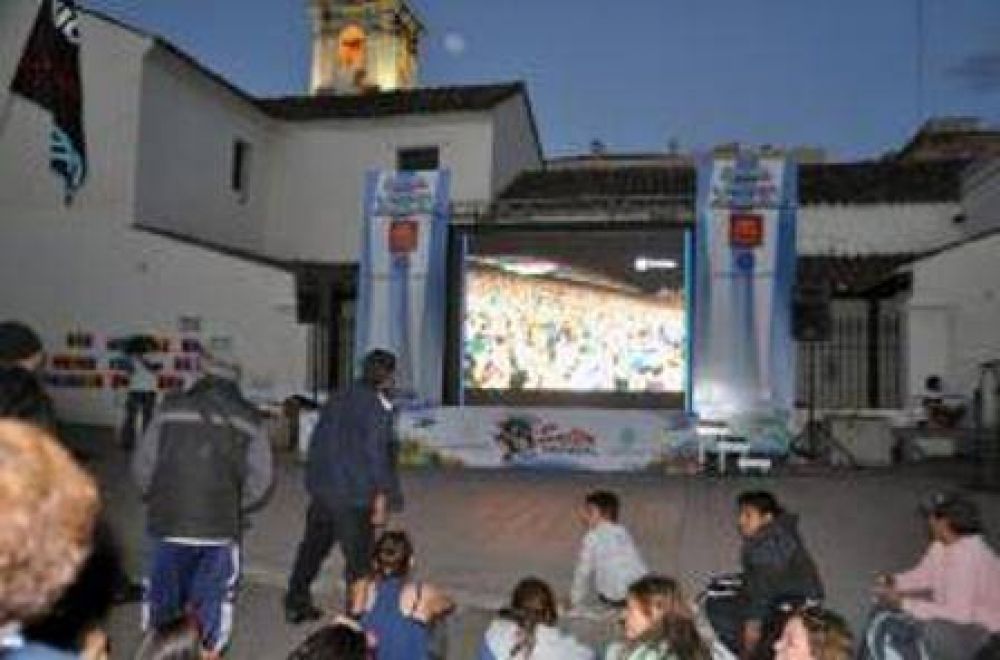 En pleno centro, un joven intent� tirarse de una pantalla gigante