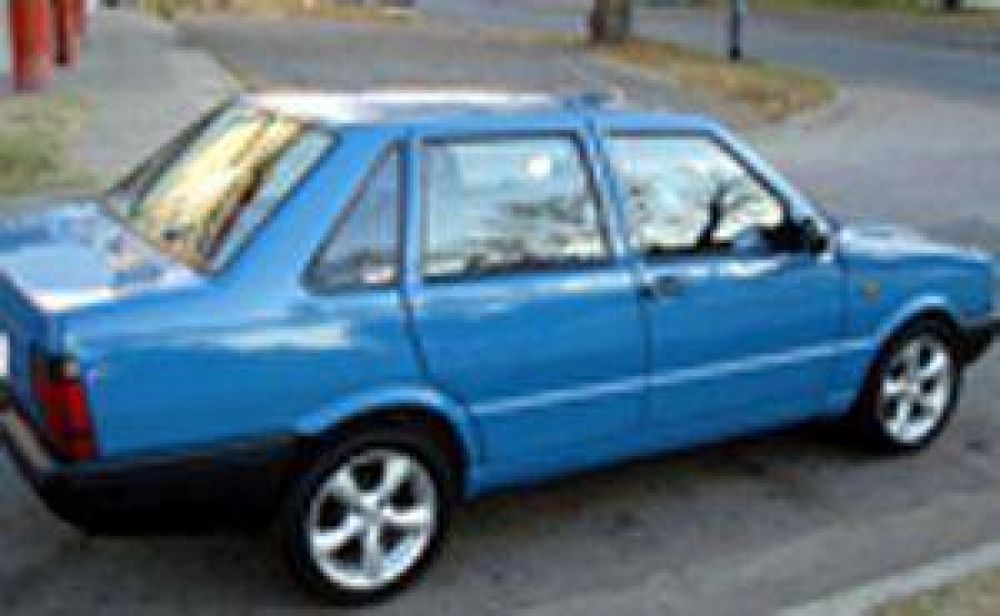 Sustraen dos autos de la misma marca