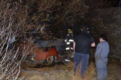 Incendio sobre veh�culo abandonado
