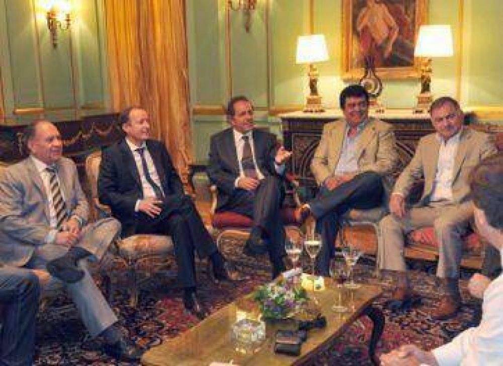 Scioli les asegura la lapicera a los barones