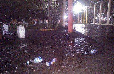 Deplorable estado de la plaza Almirante Brown tras el festejo mundialista