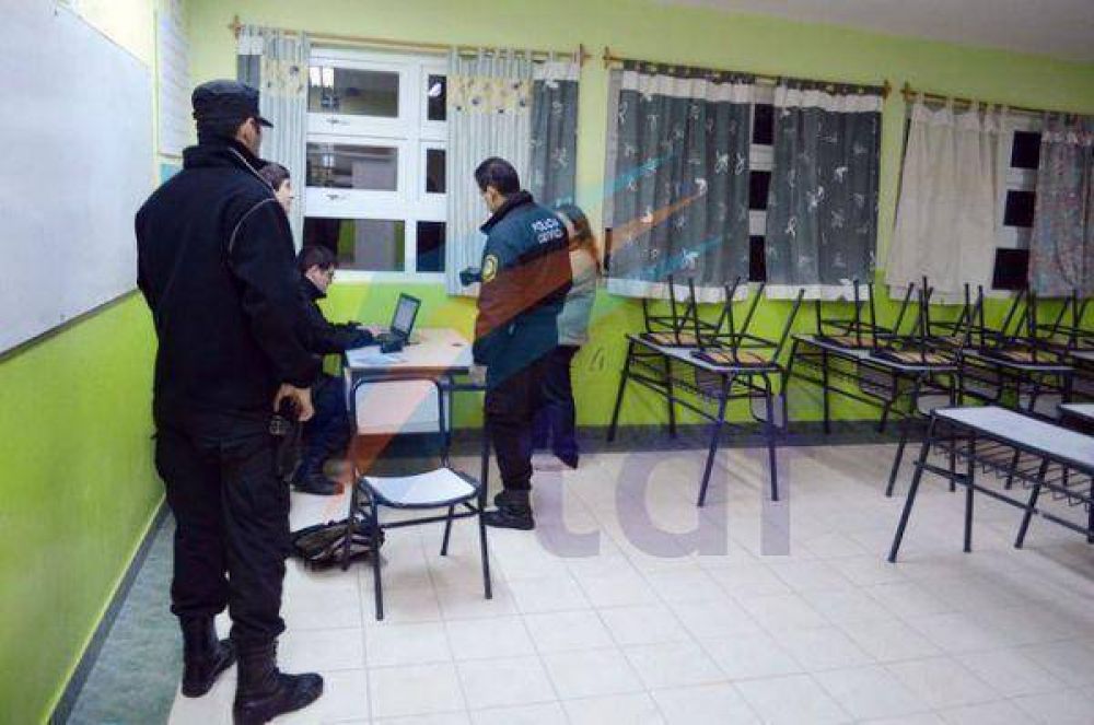 Alumnos de un colegio salieron al recreo y ladrones desvalijaron el aula 