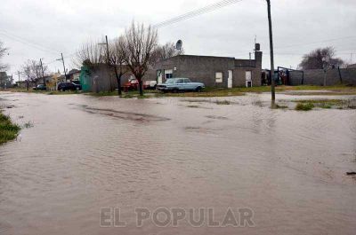 Barrios de la ciudad con calles anegadas por las lluvias