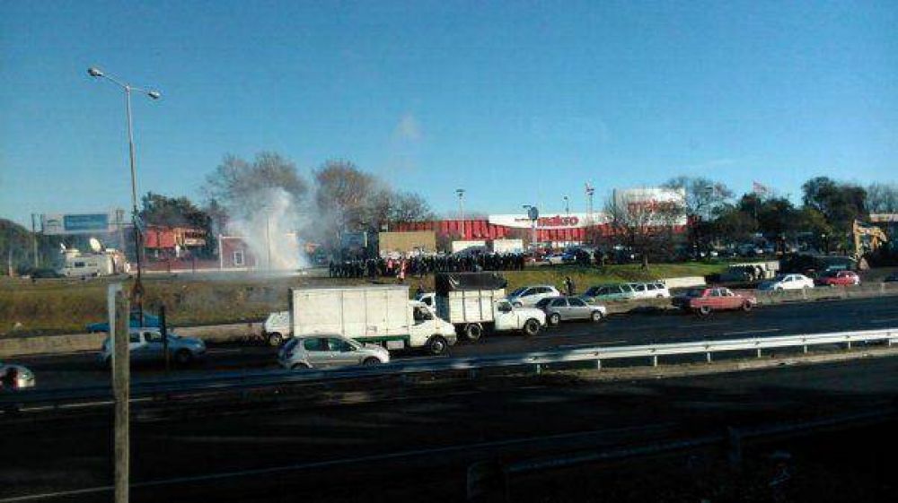 Nuevos incidentes entre la polic�a y manifestantes en la General Paz