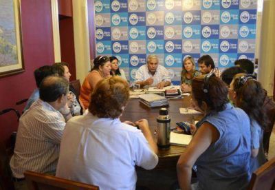 Fabi�n R�os anunci� m�s subas en las Asignaciones Familiares y entrega de indumentaria de trabajo