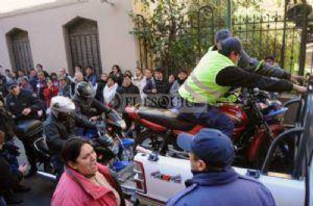 Un ca�tico operativo de Tr�nsito enfrent� a motociclistas con agentes