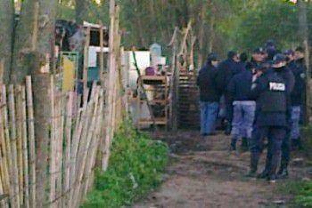 M�s de 300 polic�as desalojan a 14 familias de un predio privado