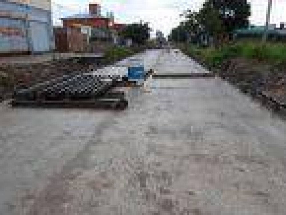 Avanza la pavimentaci�n sobre la calle Joaqu�n de los Santos