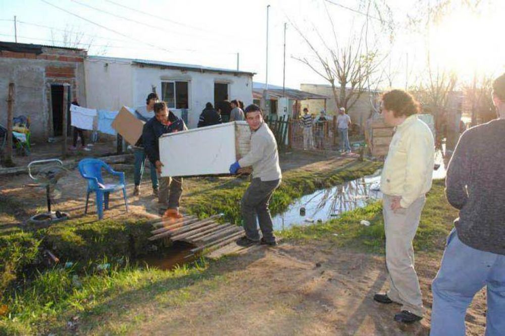 Contin�an evacuando familias en Col�n