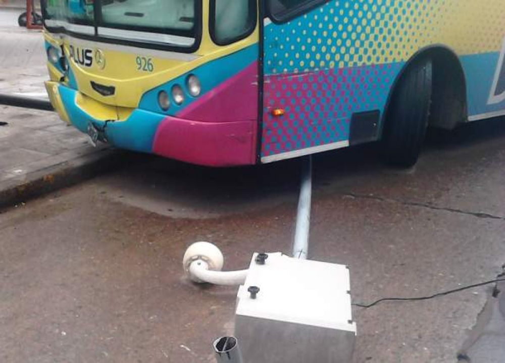 Un colectivo choc� contra un poste en Escobar