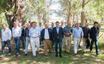 Massa junta por debajo de �l, pero la base de la pir�mide parece atada con alambre