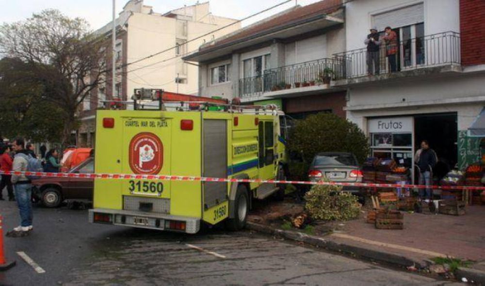 Incre�ble accidente en Independencia y Laprida: una autobomba termin� en la vereda y hubo cinco veh�culos destrozados 