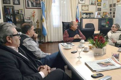 Jubilados acuden al intendente para reunirse con autoridades de PAMI a nivel nacional