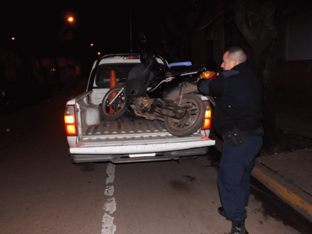 Un motociclista es chocado dos veces por el mismo auto 