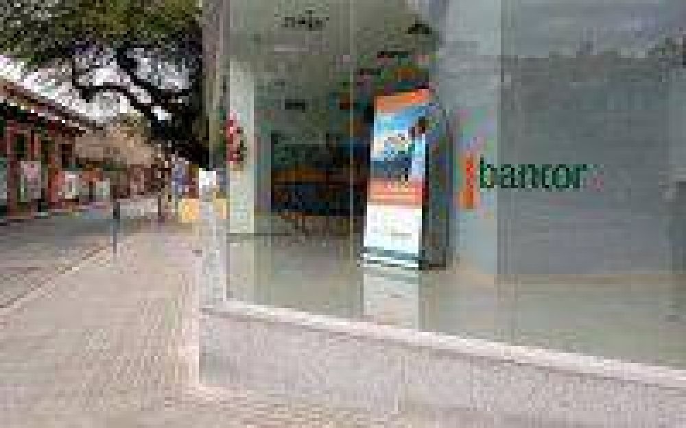 Investigan a un banco provincial por la corrida bancaria de febrero