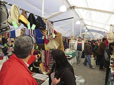 Se inaugur� la globa de artesanos y emprendedores en el Centro C�vico