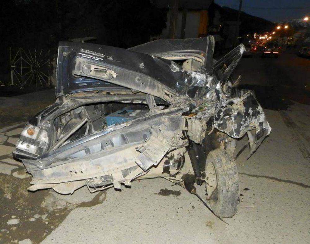 Conductor volc� tras impactar contra un auto estacionado