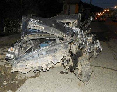 Conductor volc� tras impactar contra un auto estacionado