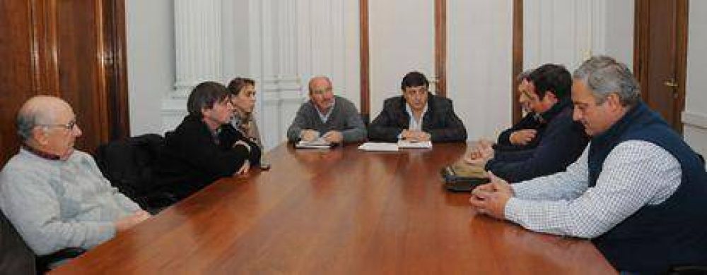 Luego de las lluvias, Julio Fr�as encabez� una reuni�n con productores agropecuarios