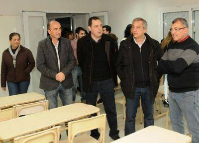 Jos� Eseverri inaugur� las nuevas aulas de la Escuela N� 21 y el CENS N� 451
