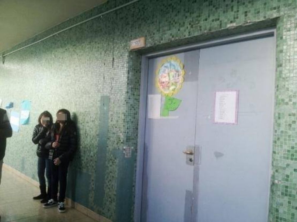 Por presi�n de padres ante temor de derrumbe, suspenden las clases en la Primaria 19
